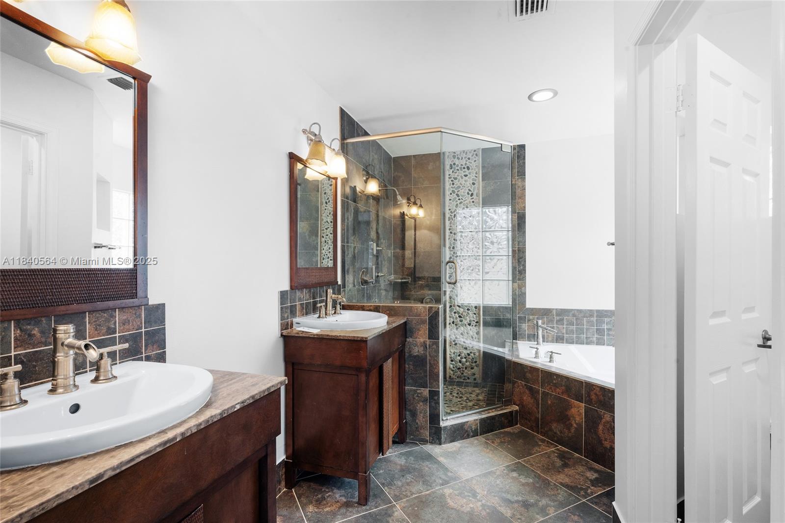 COUNTRY'S POINT - Residential