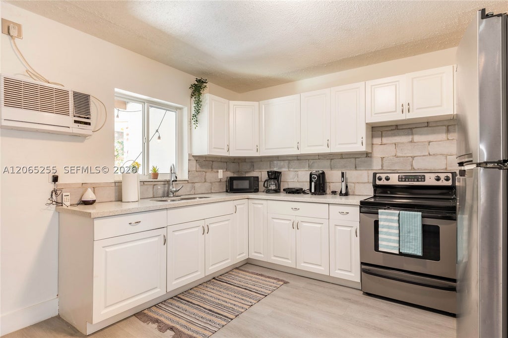 Photo of 20 SE 13th Ter, Dania Beach, FL 33004 (MLS # A12065255)