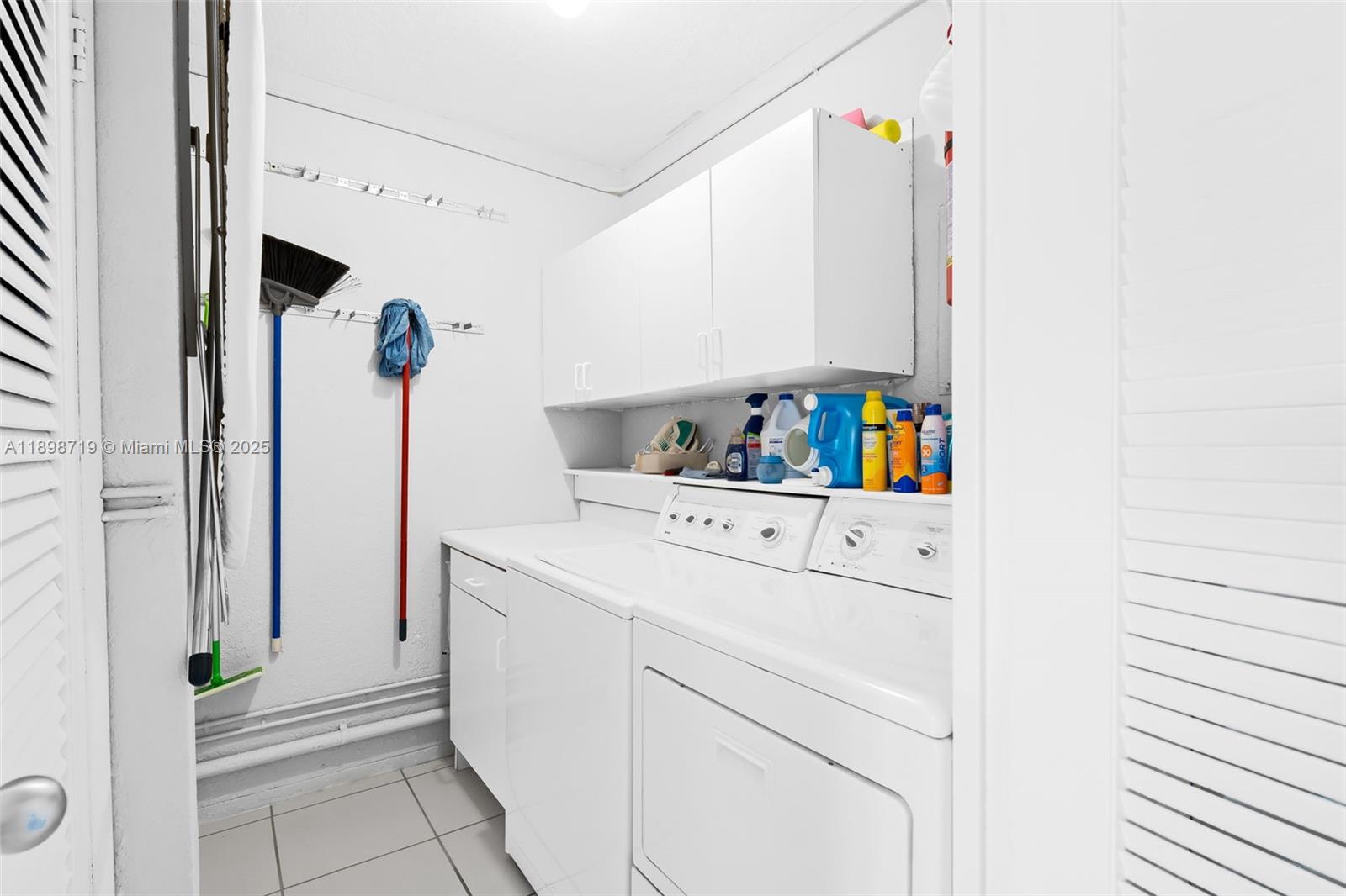 HOLLYWOOD TOWERS CONDO - Residential Lease