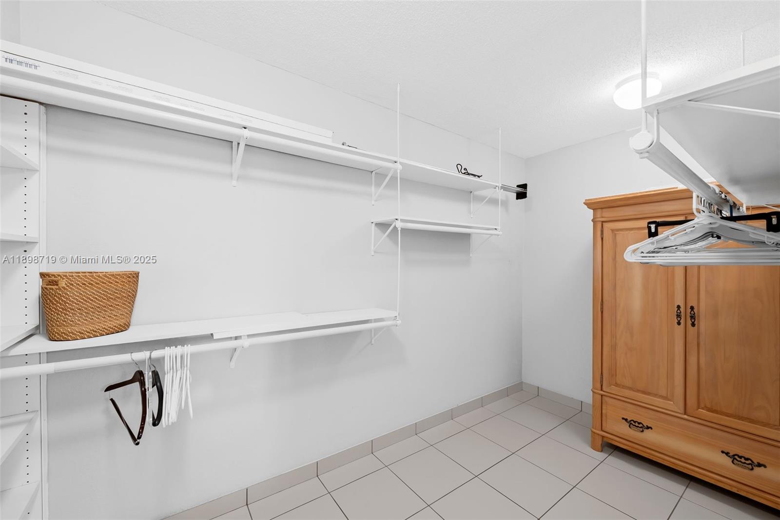 HOLLYWOOD TOWERS CONDO - Residential Lease