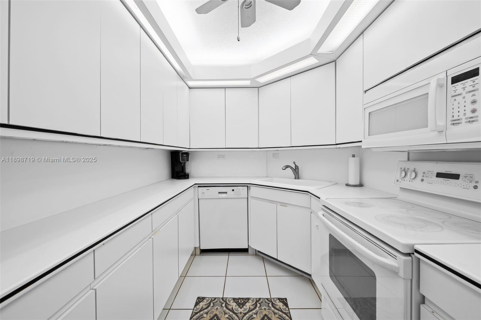 HOLLYWOOD TOWERS CONDO - Residential Lease