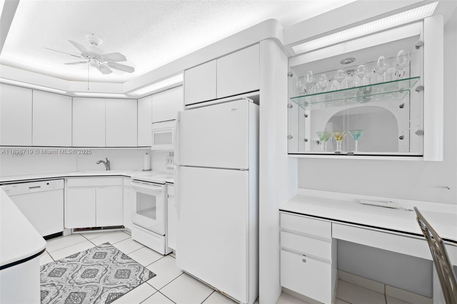 HOLLYWOOD TOWERS CONDO - Residential Lease