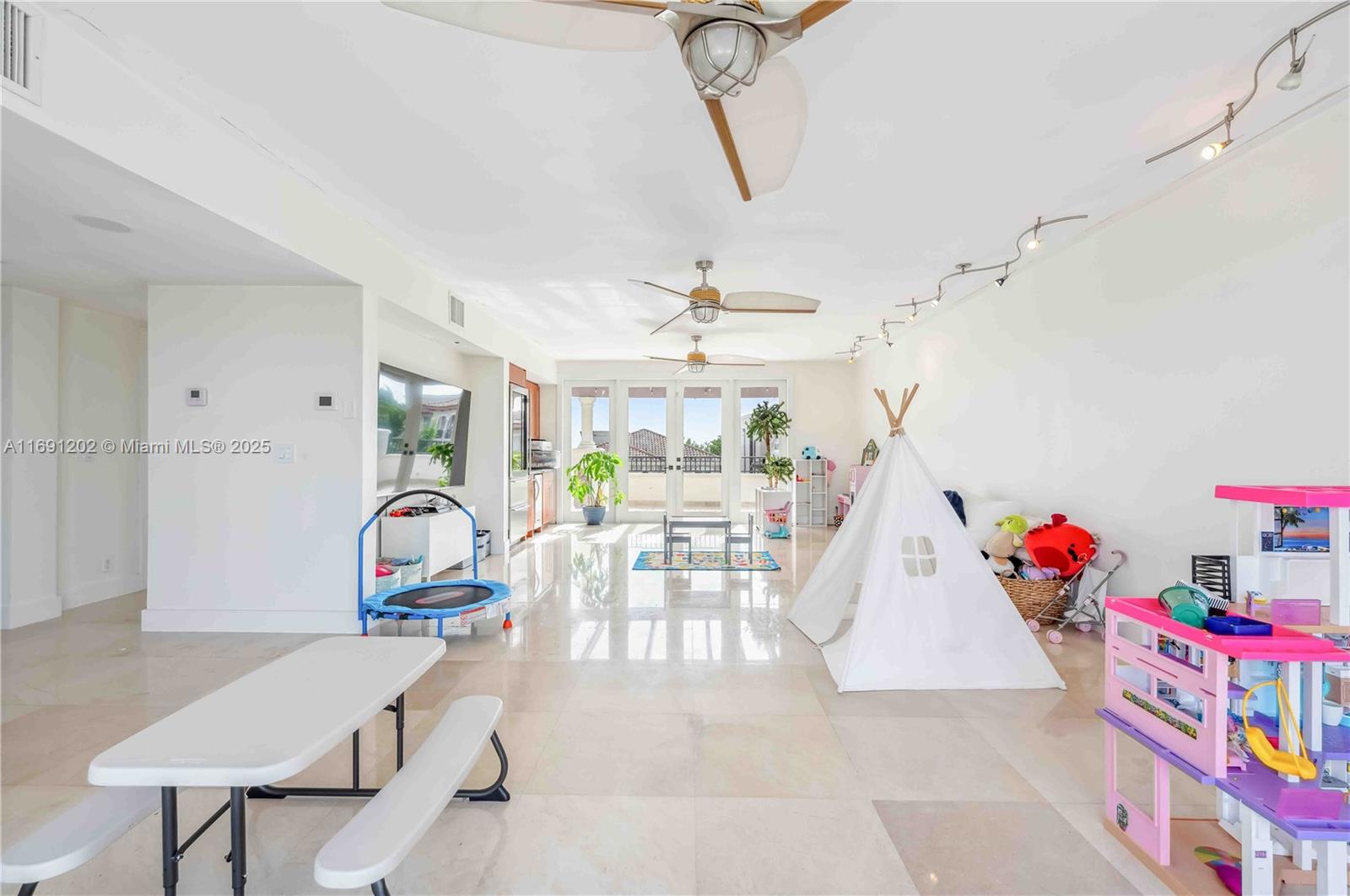 PARADISE POINT 1ST AMENDM - Residential