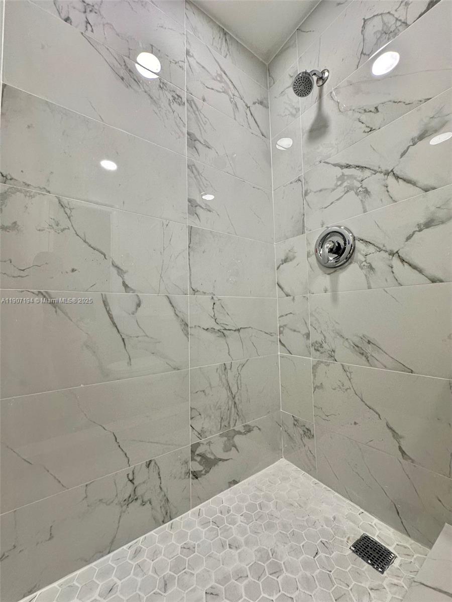 COMMERCIAL CENTER - Residential Lease