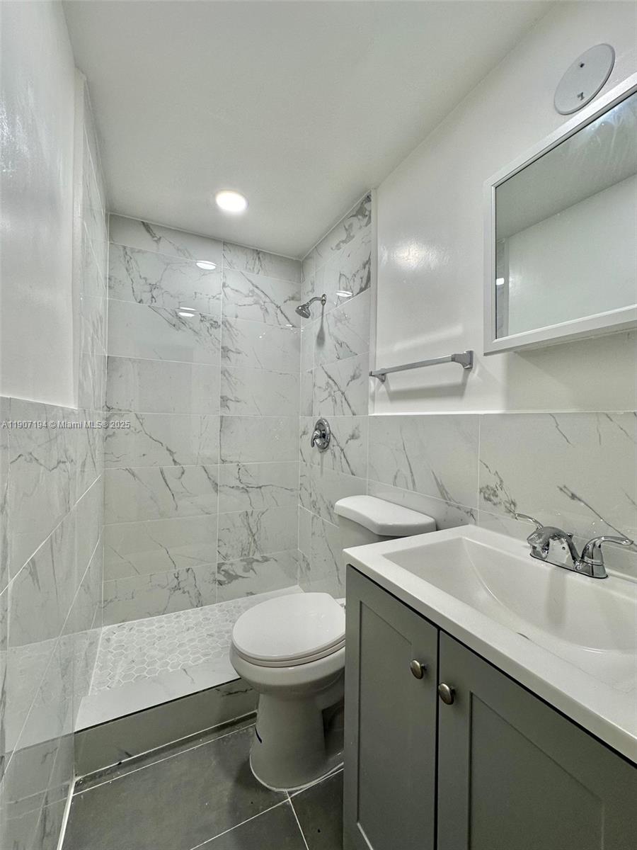 COMMERCIAL CENTER - Residential Lease