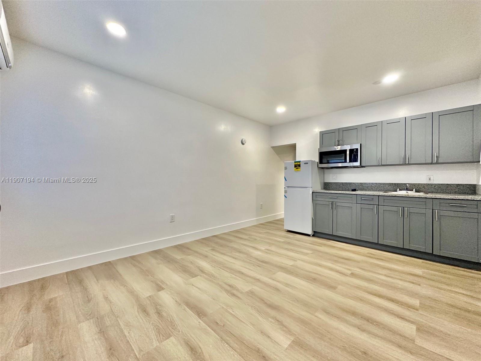 COMMERCIAL CENTER - Residential Lease