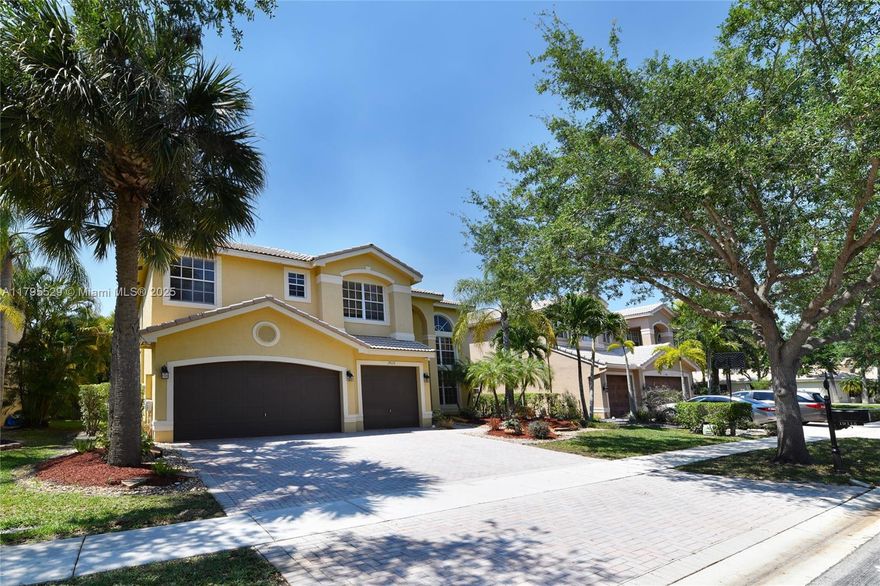Lovely 5 bedroom, 3 car garage lake home offering 18" marble flooring, high ceilings, new vinyl flooring upstairs, No carpet in this house.  Upgraded his & her master bath vanities and more. Kitchen has granite, large center island and breakfast area that overlooks the lake. There are 3 full baths, one bedroom downstairs and upstairs another 4. Hugh master bedroom with his and her closets. There is also a second family room/loft for pool table & sitting area, etc. This home has the best outside entertainment space one can imagine, as you can sit and relax in the screen patio,  Outside has a built in granite bar that can sit up to 20 people, Stone pathways around the property overlooking the professional landscaped gardens. Community offer pool, tennis, fitness center and is man gated.