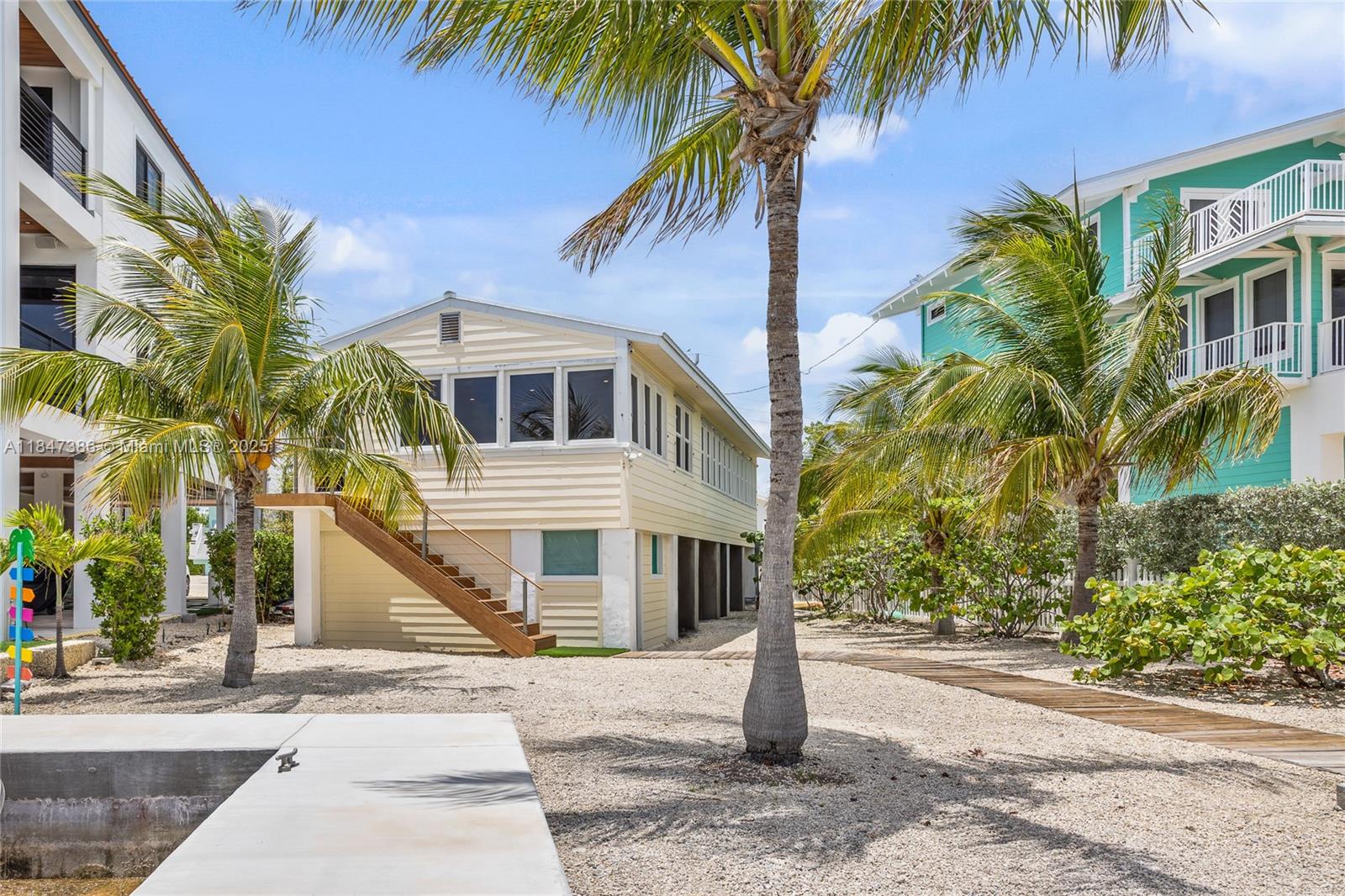 LARGO BEACH - Residential Lease