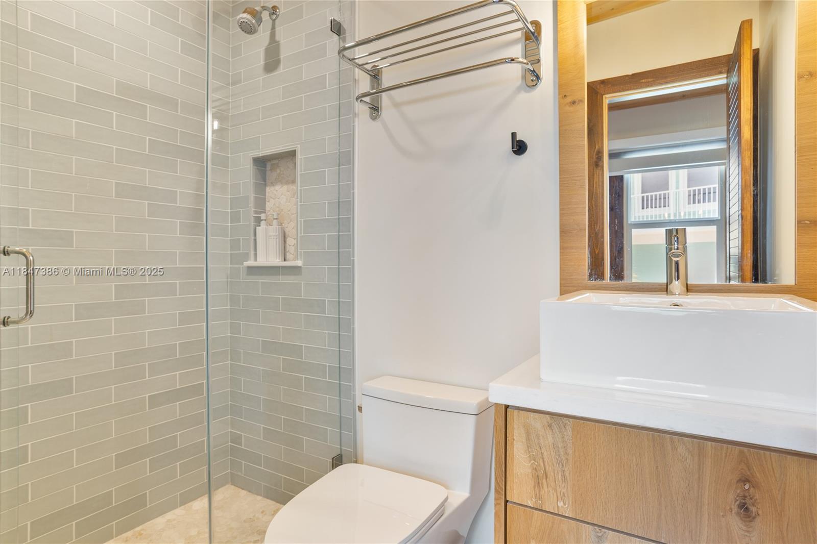 LARGO BEACH - Residential Lease