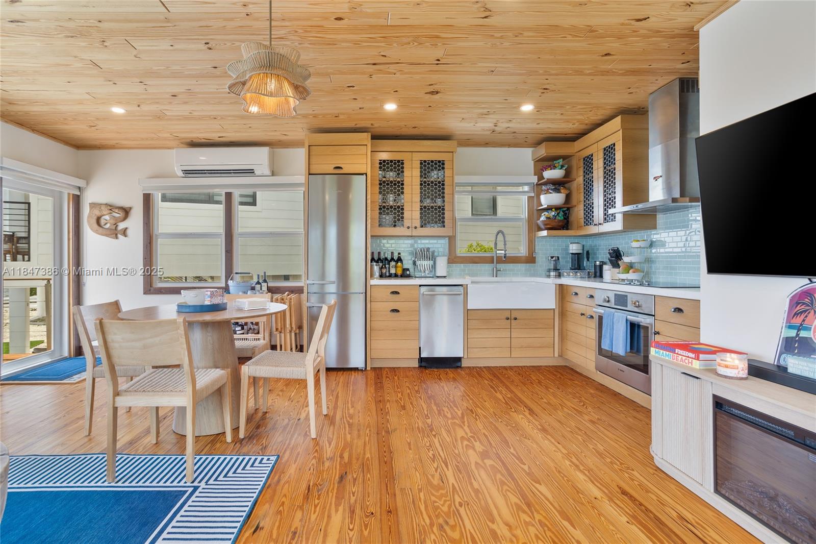 LARGO BEACH - Residential Lease