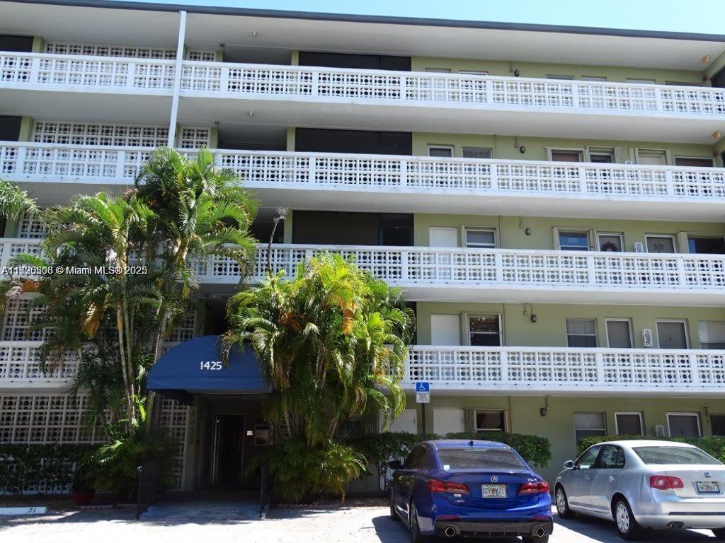 1425 Arthur St 311B, Hollywood, FL, 33020/$143,000 1 1425 Arthur St 311B