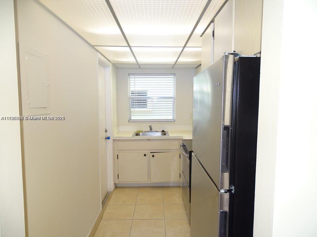 SANTA MONICA CONDOMINIUM - Residential