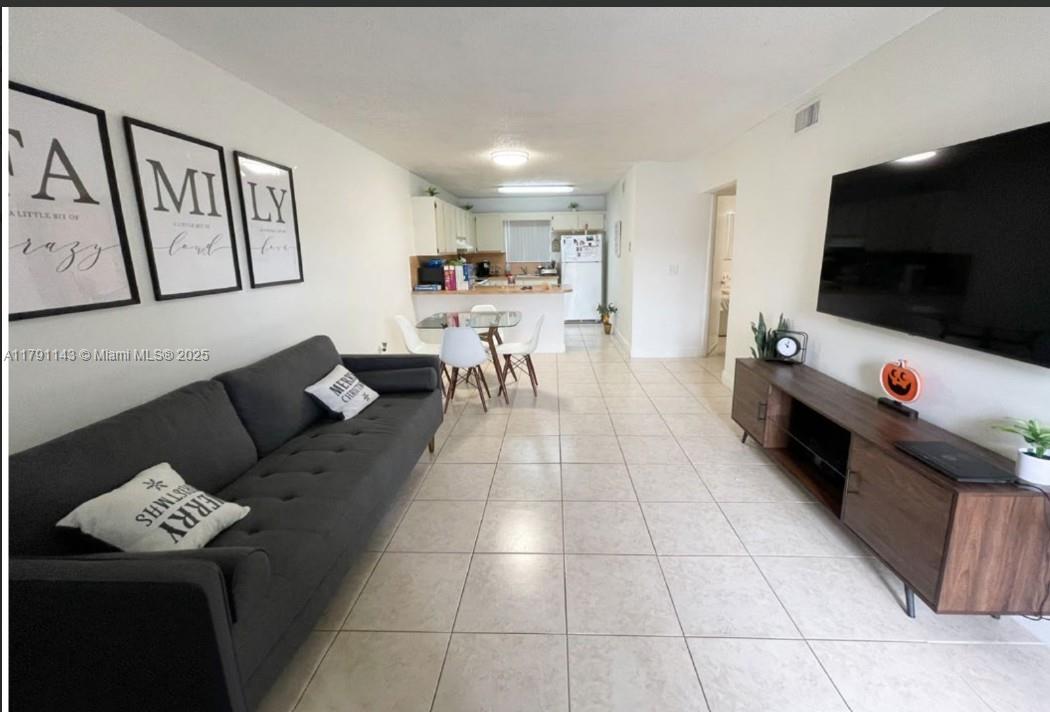 1130 W 37th St 2