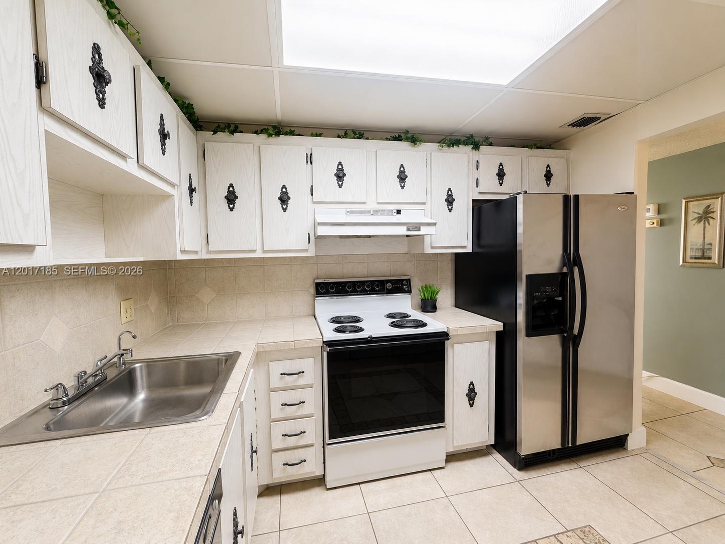 HALLMARK OF HOLLYWOOD CON - Residential Lease
