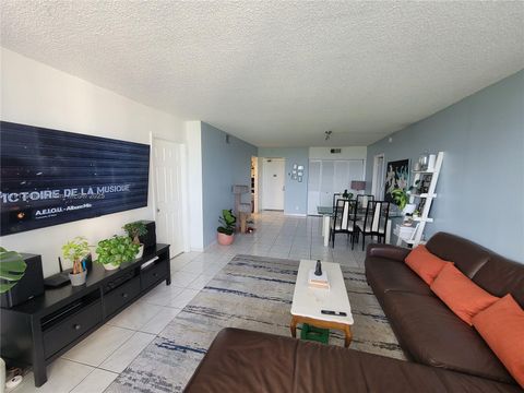 Photo of 20301 W Country Club Dr #1124, Aventura, FL 33180 (MLS # A11913908)