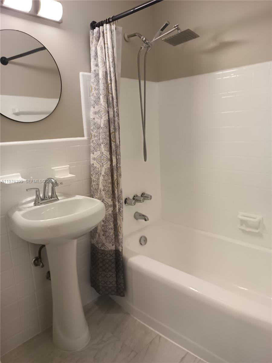 CROISSANT PARK - Residential Lease