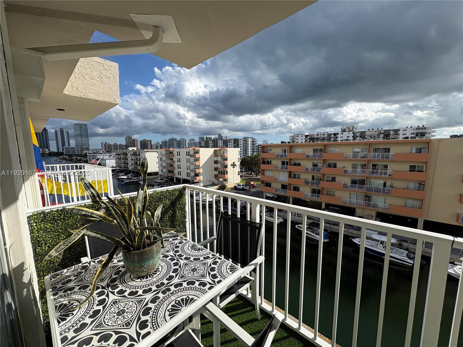 VENICE ISLE CONDO - Residential Lease