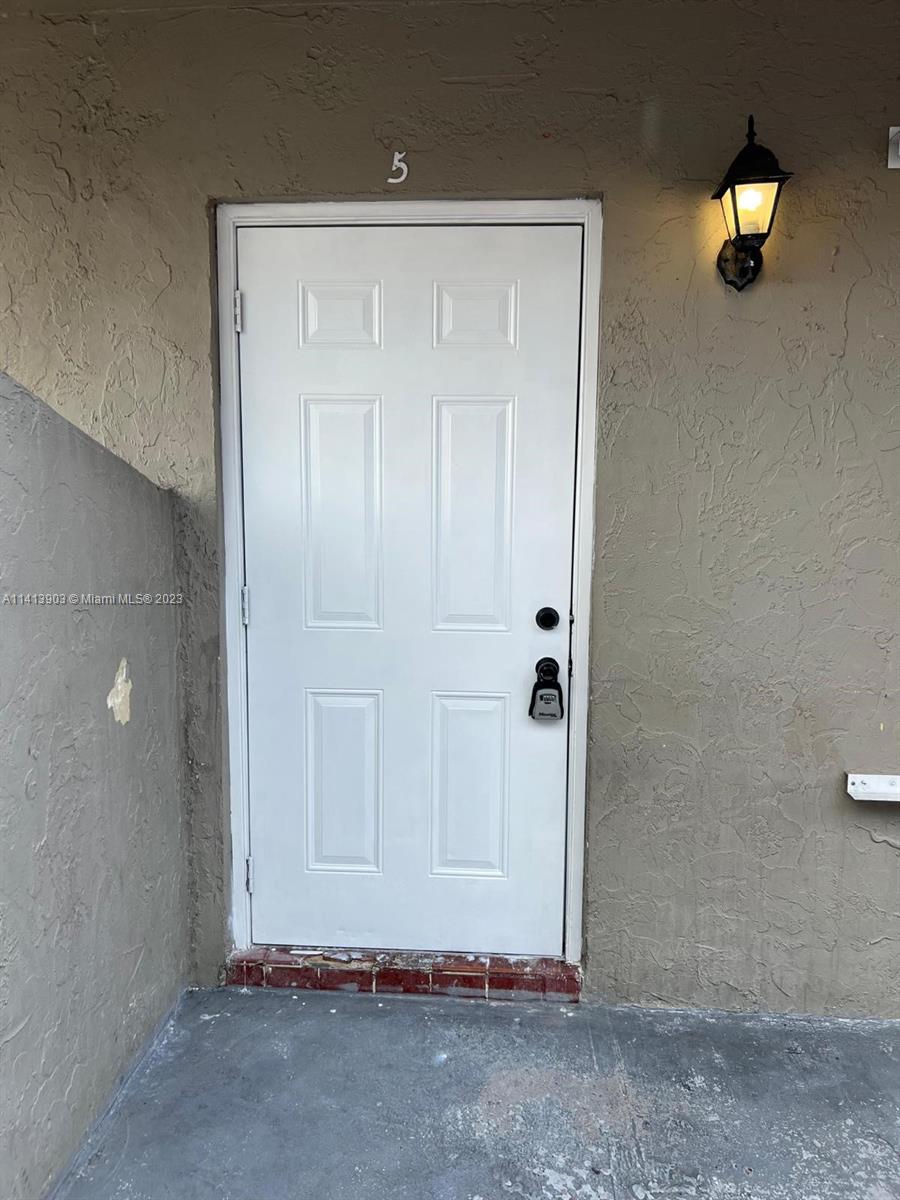 This one bedroom, one bath apartment located at Lauderdale Lakes, is a nice place to call home. The location makes it even more attractive, as it's close to popular shopping and dining areas, parks, and other recreational activities. The apartment is conveniently located close to public transportation and major highways. I-95 is only a few minutes away. You'll also have quick access to downtown Fort Lauderdale and the beaches, as well as a variety of other attractions and activities. This makes it the perfect place for anyone looking for an easy commute.