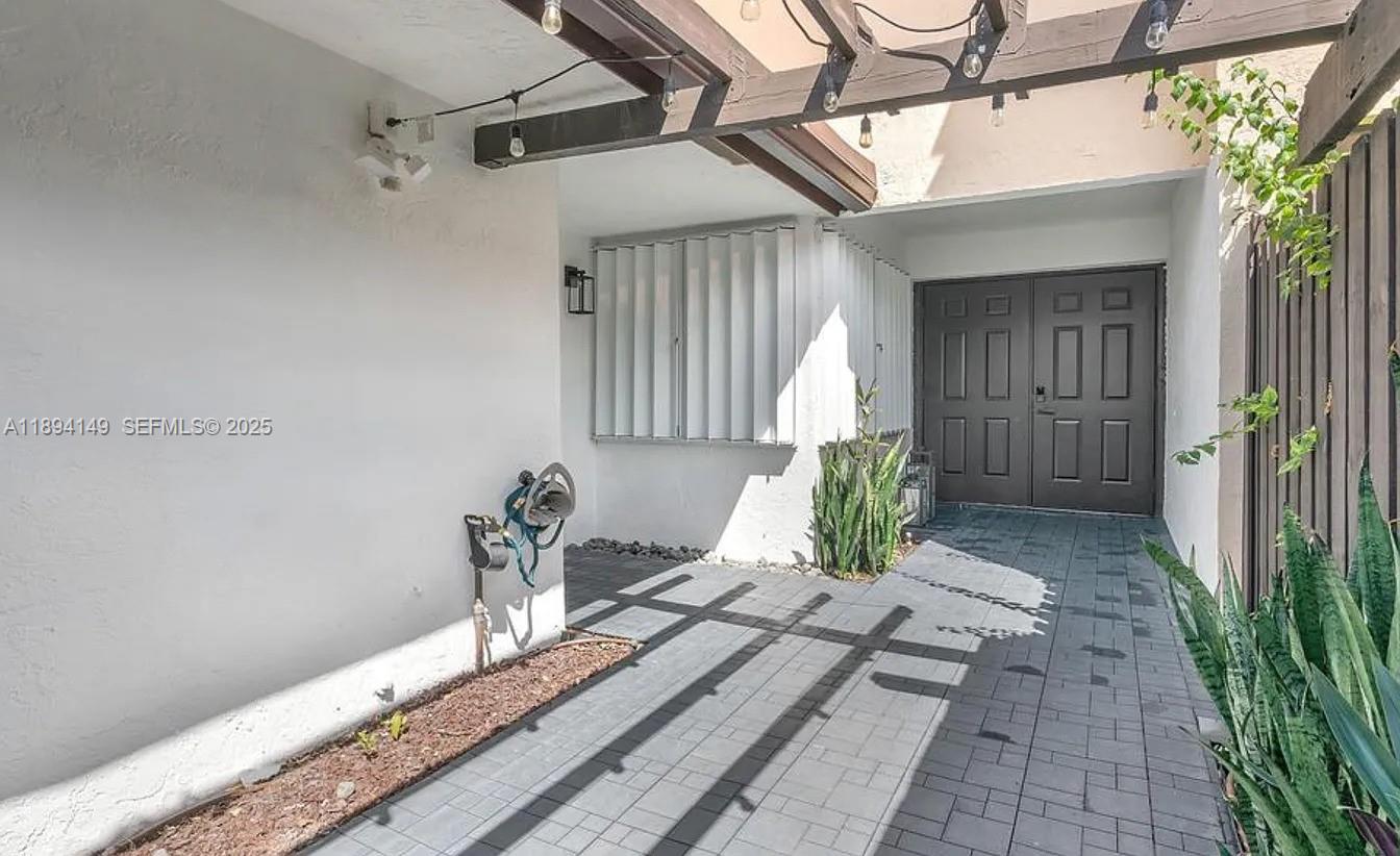 TRES VIDAS CONDO ONE - Residential