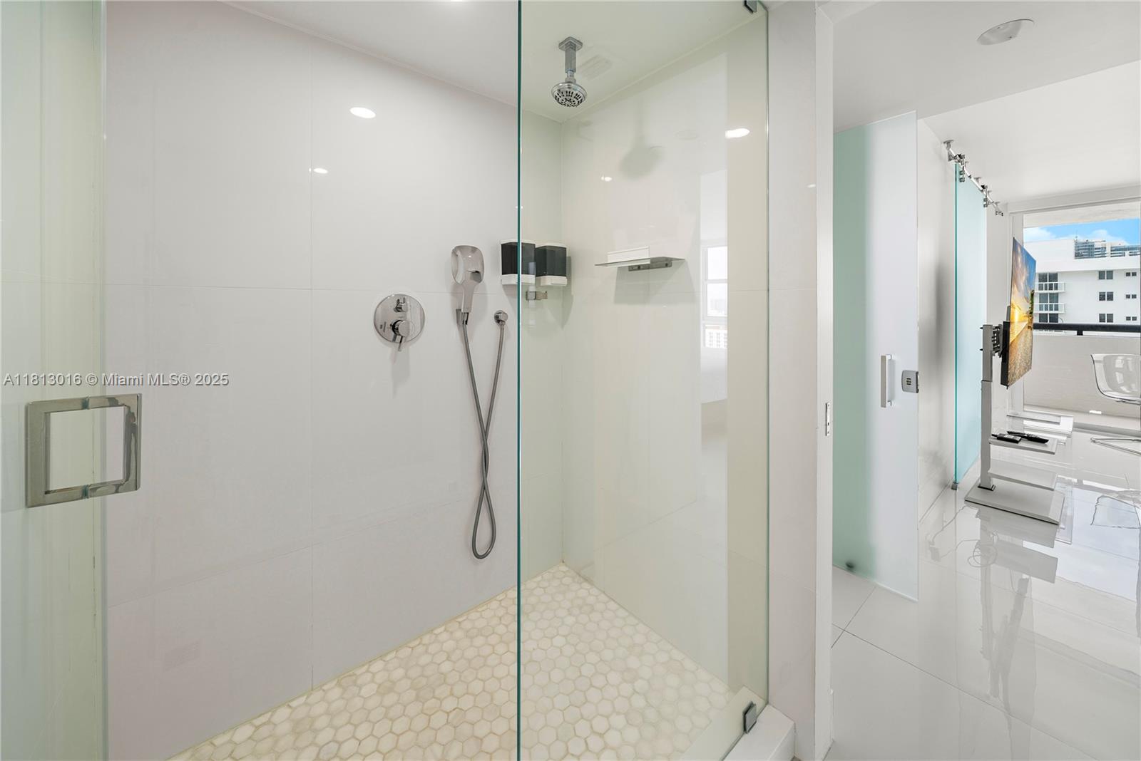 2555 Collins Ave 1714