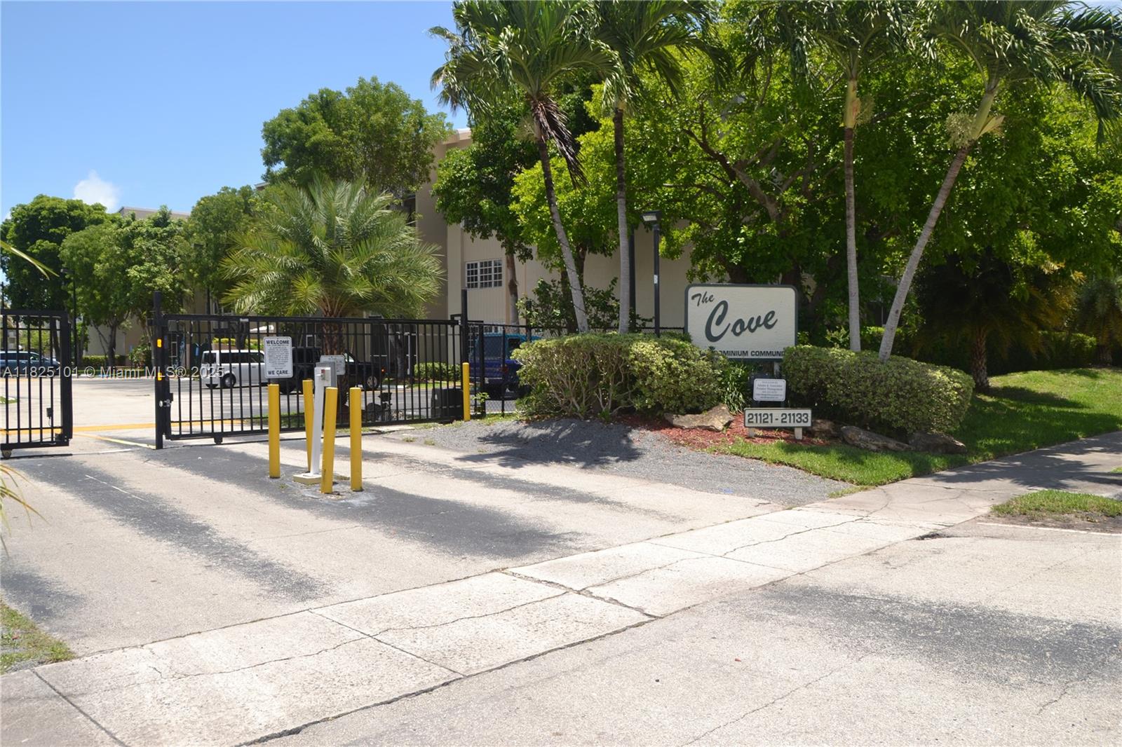 Spacious 543 sq. ft. studio freshly painted and located in a gated community in Cutler Bay. This second-floor corner unit features a brand-new stove, microwave, carpet, and vinyl flooring—everything is move-in ready!
The studio offers plenty of storage, including a linen closet, a walk-in closet, and an extra closet for your convenience. Rent includes water, one assigned parking space, visitor parking, and access to laundry facilities.
The community features a swimming pool and is ideally located east of Old Cutler Road, near Black Point Marina, supermarkets, banks, and the Palmetto Bay Library.
Enjoy the comfort of a home that feels like new, with convenient access to nature, shops, and major services.
Easy to show!