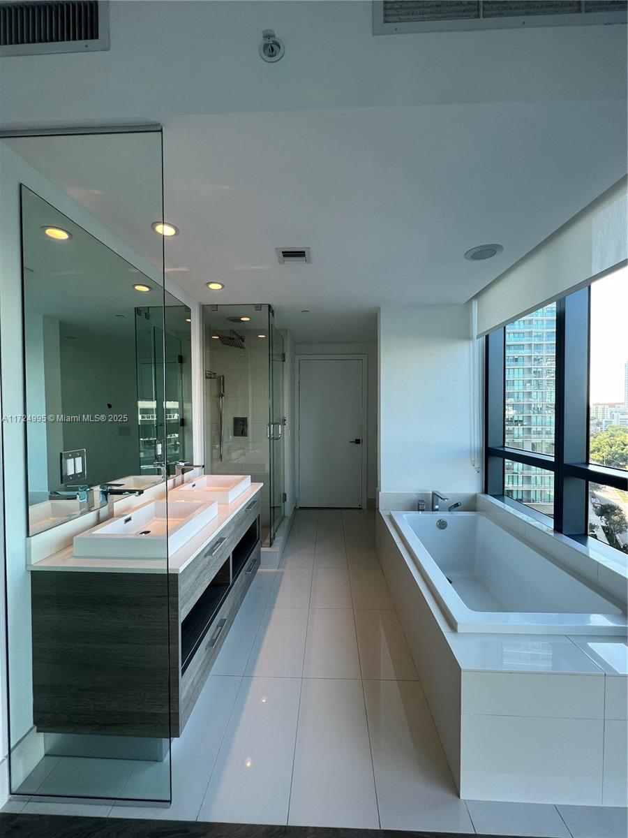 PARAISO BAY CONDO - Residential