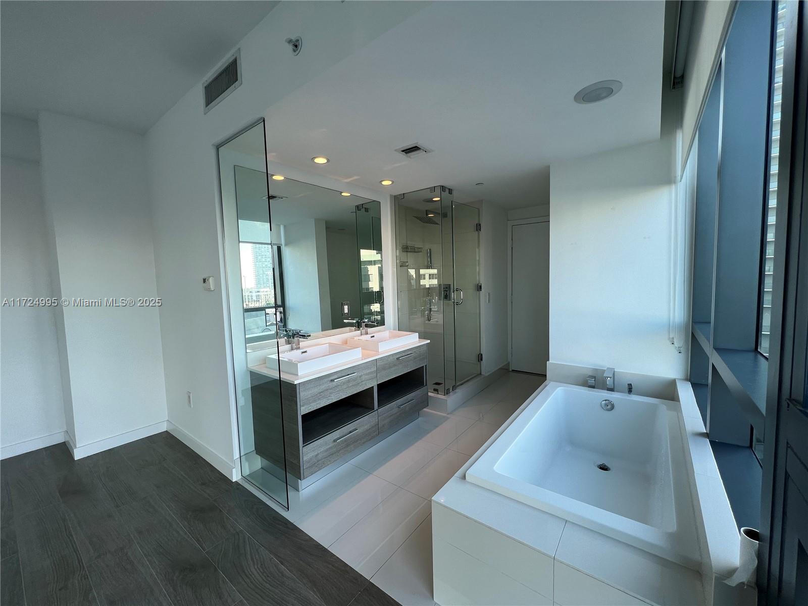 PARAISO BAY CONDO - Residential