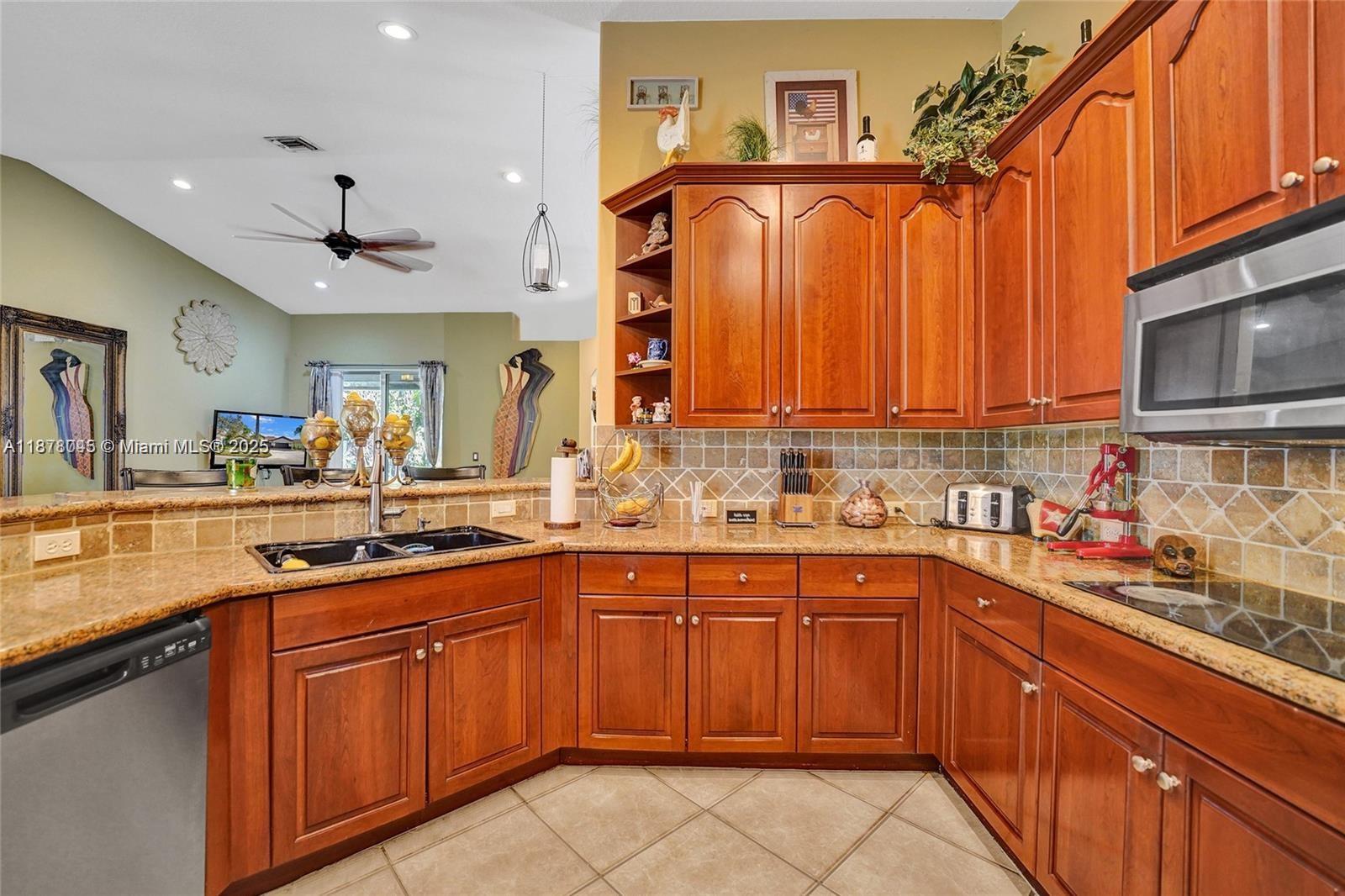 WINDSOR PALMS - Residential