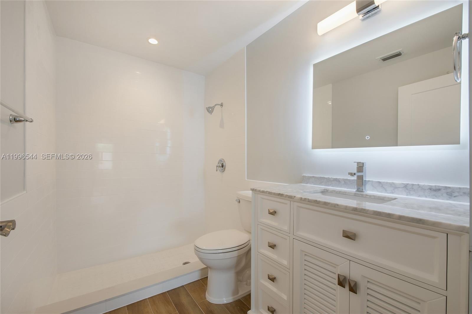 CREEKSIDE VILLAS SEC1 - Residential Lease