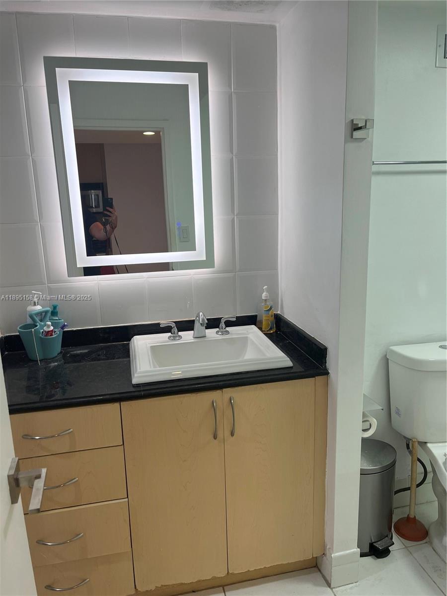 THE DECOPLAGE CONDO - Residential Lease