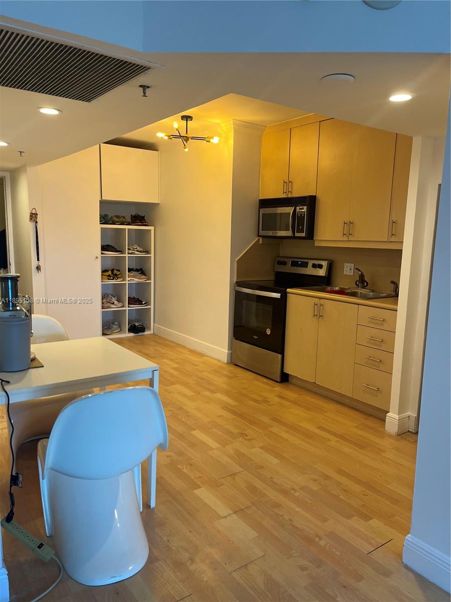 THE DECOPLAGE CONDO - Residential Lease