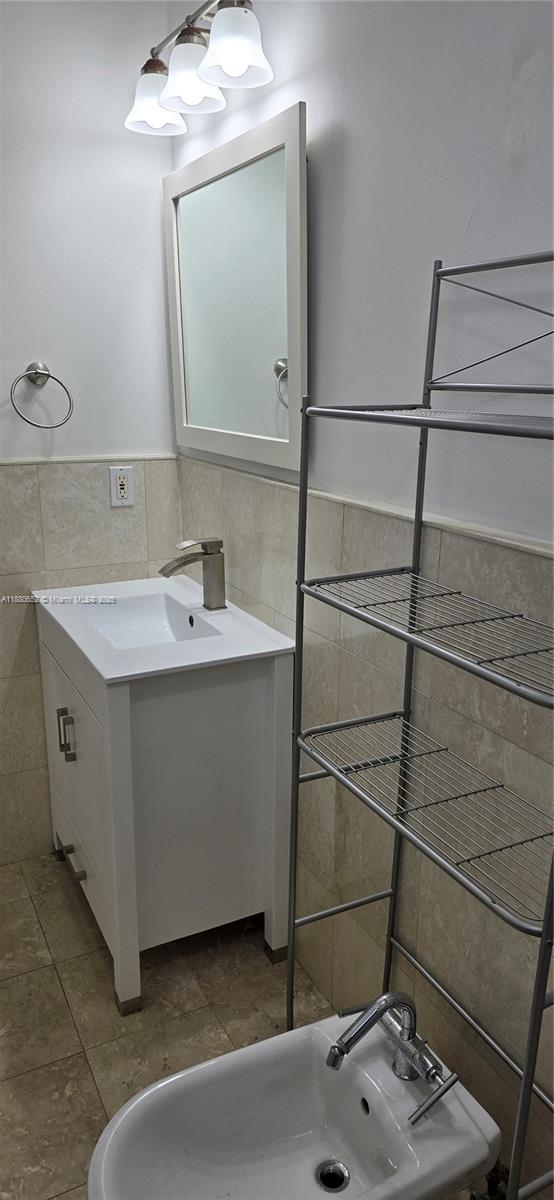 COCONUT GROVE SEC PART 1 - Residential Lease