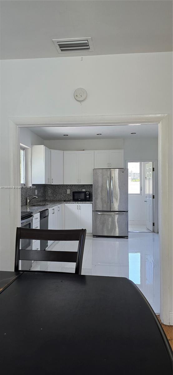 COCONUT GROVE SEC PART 1 - Residential Lease