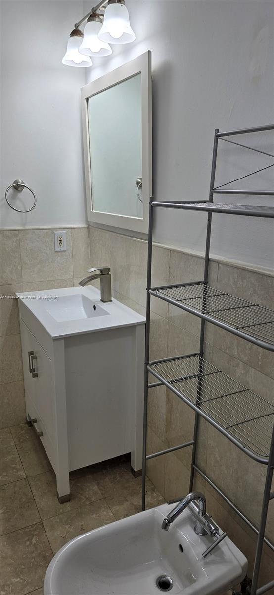 COCONUT GROVE SEC PART 1 - Residential Lease