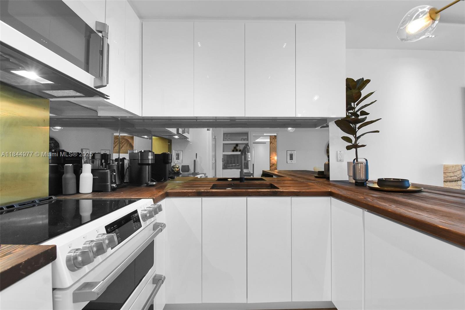 RONEY PALACE CONDO - Residential