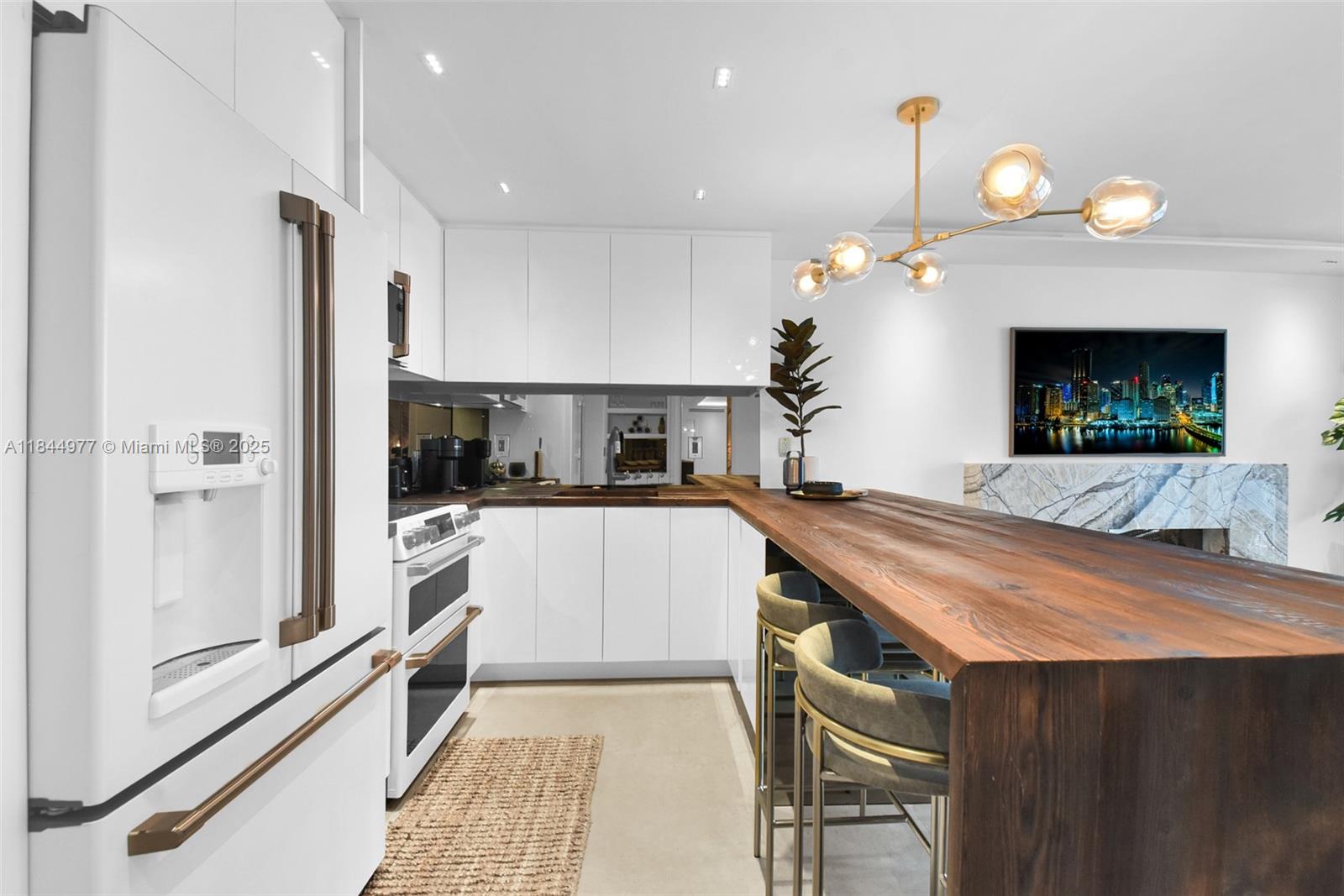 2301 Collins Ave 1201, Miami Beach, FL, 33139/$1,450,000 2 2301 Collins Ave 1201
