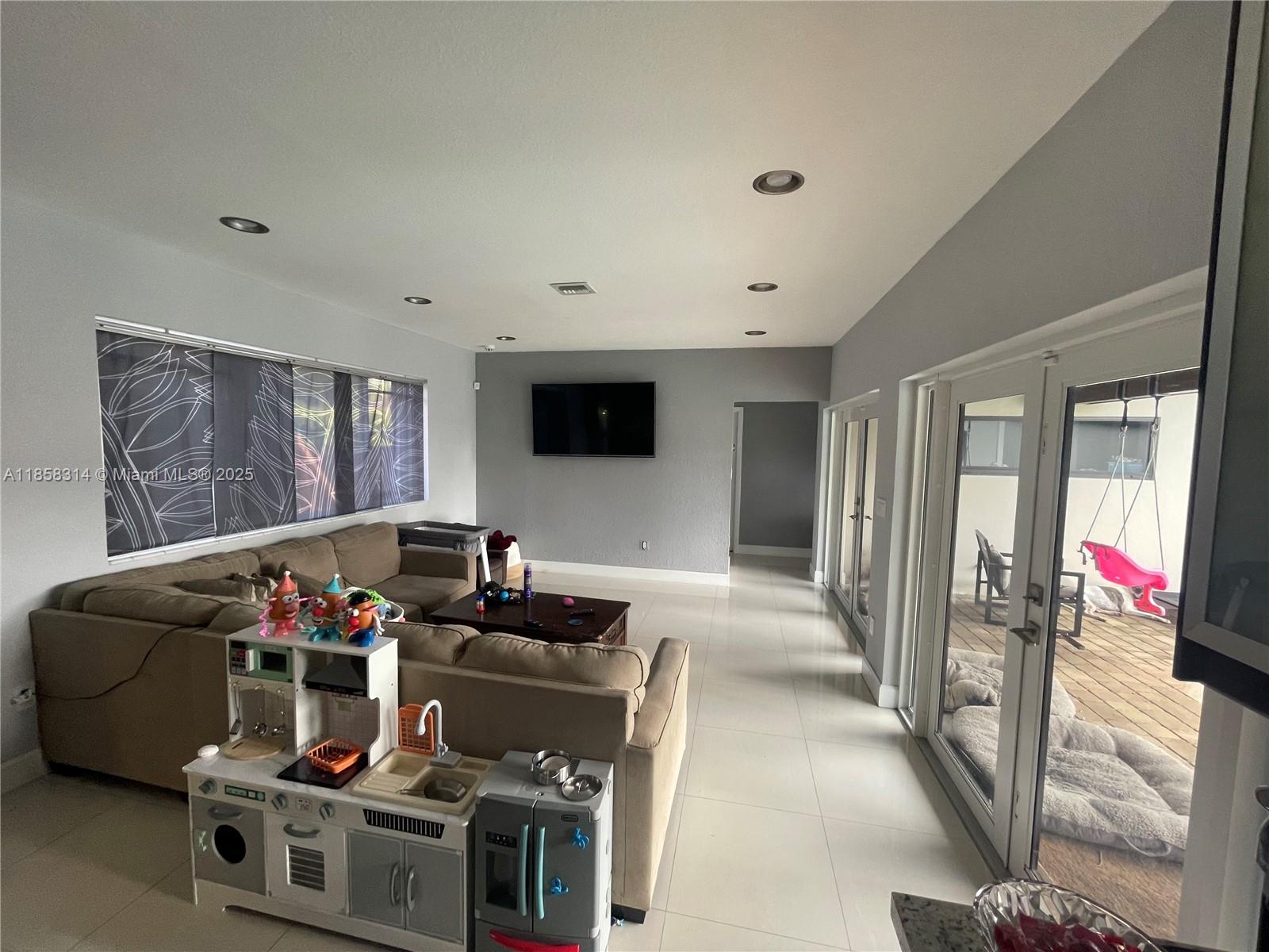 T & R HOMES - Residential