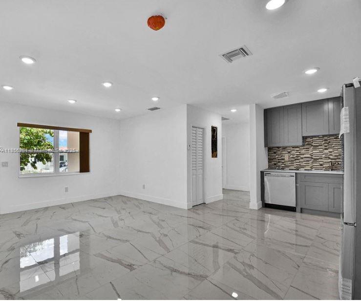 8900 NW 33rd Ave Rd