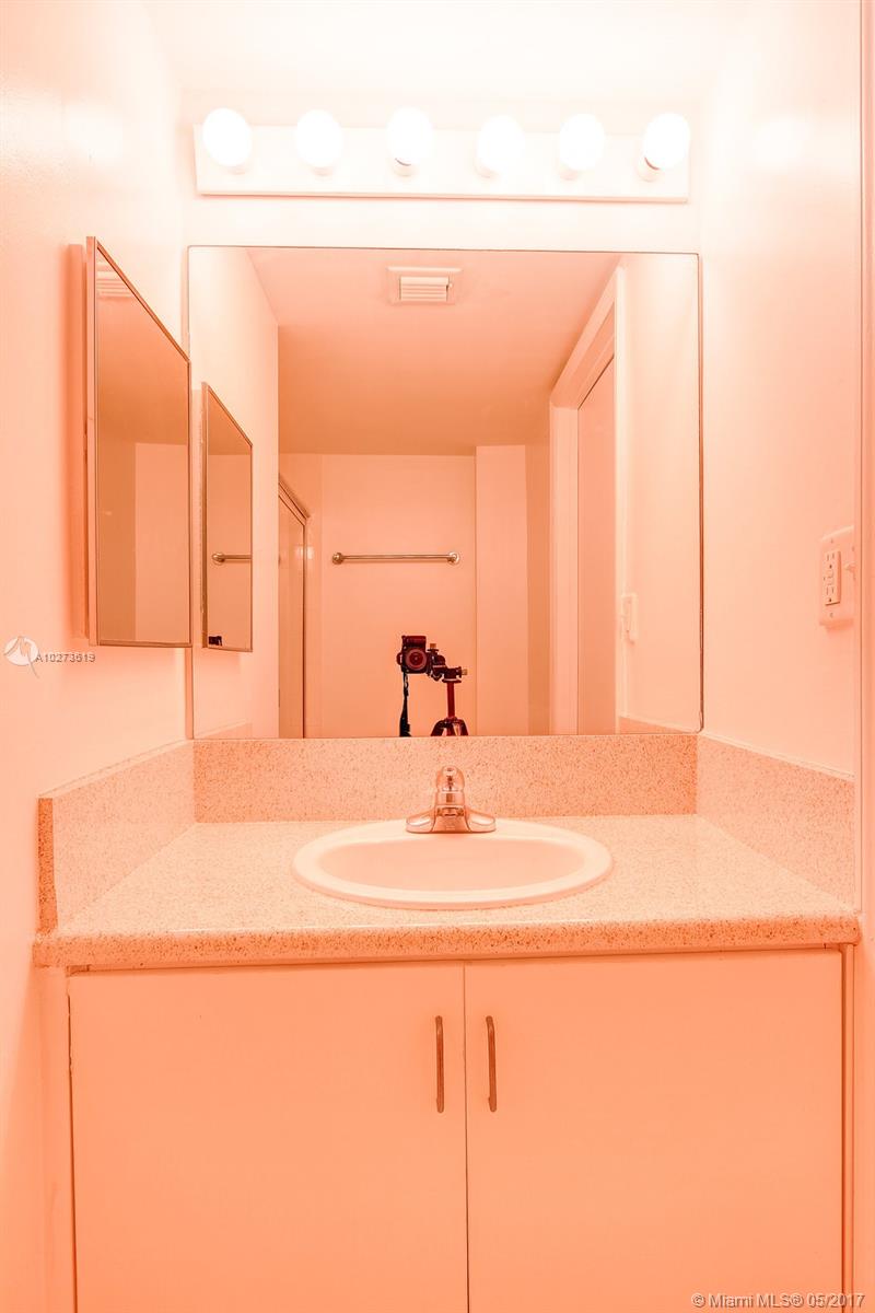 Yacht Club Brickell - Residential Lease