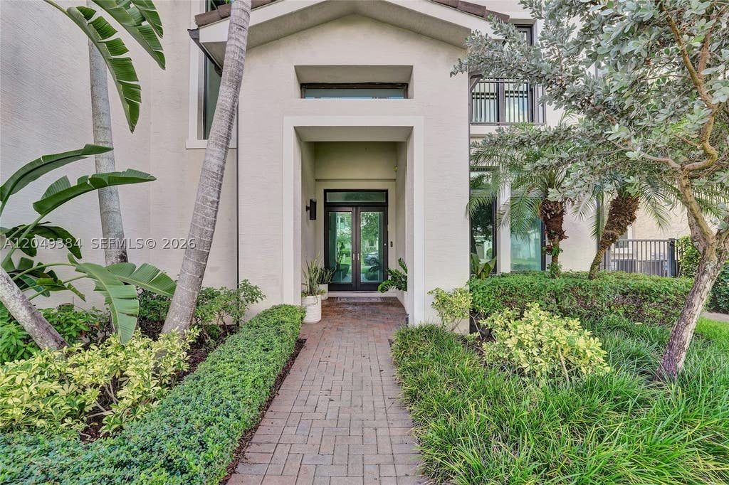 Photo of 5742 E Brookfield Cir E, Hollywood, FL 33312 (MLS # A12049384)