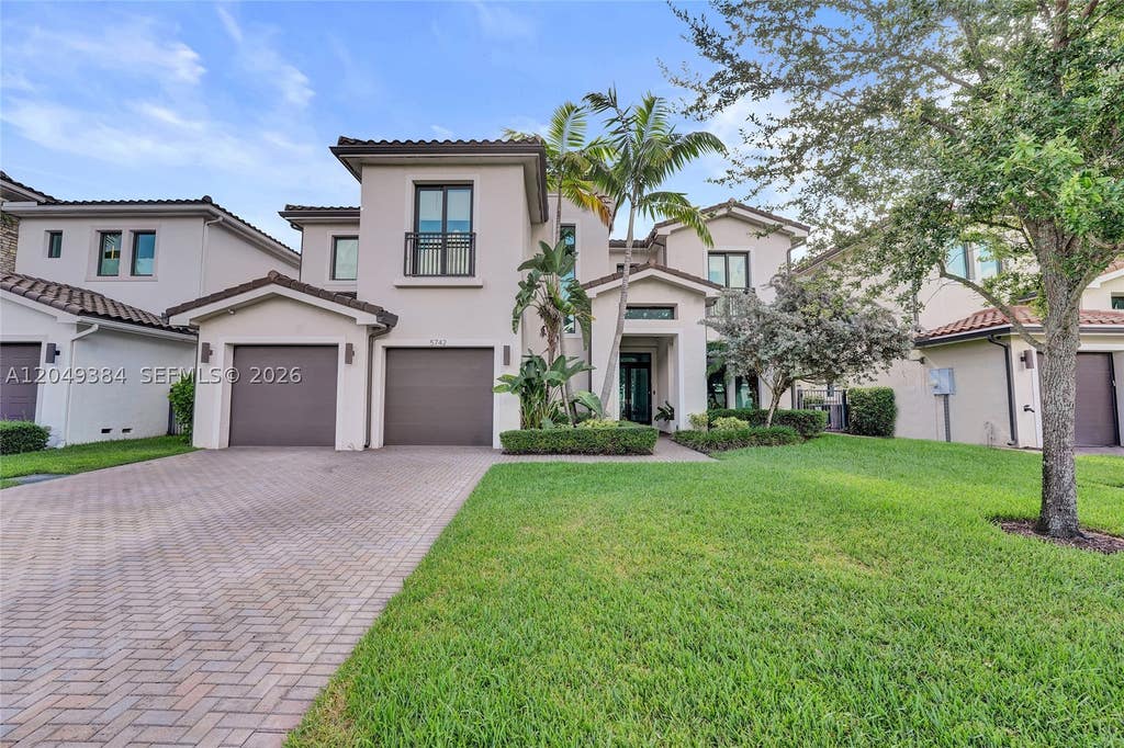 Photo of 5742 E Brookfield Cir E, Hollywood, FL 33312 (MLS # A12049384)