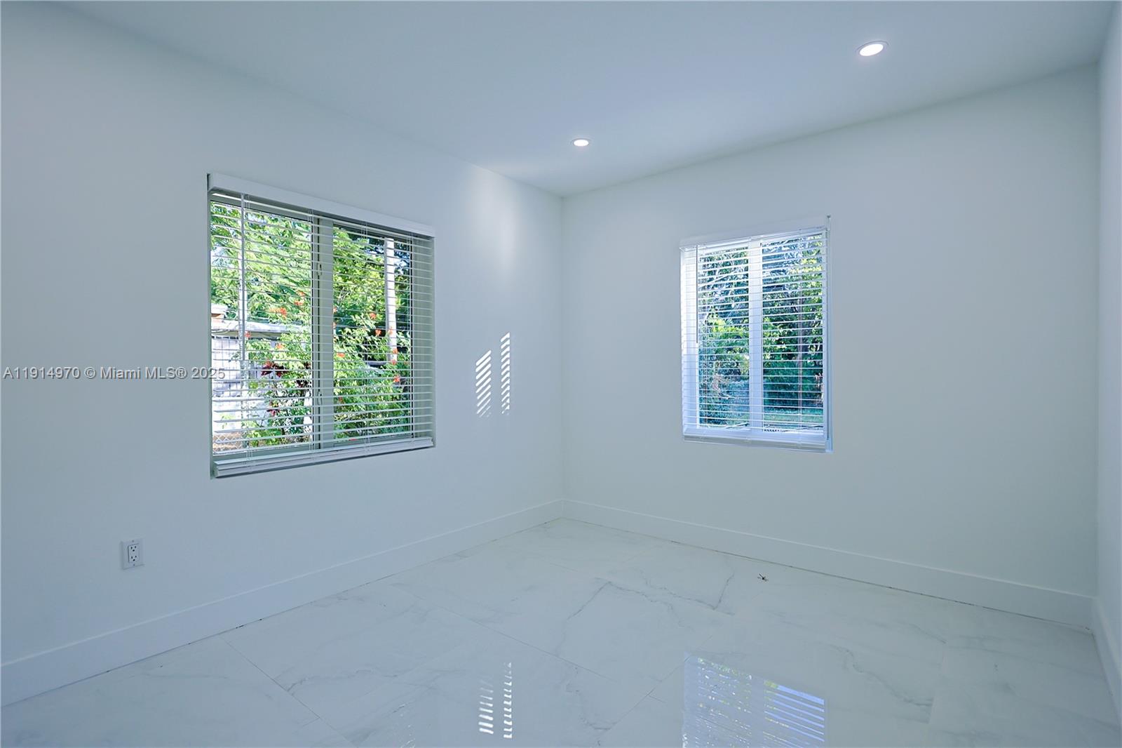 BRIAN MANORS - Residential