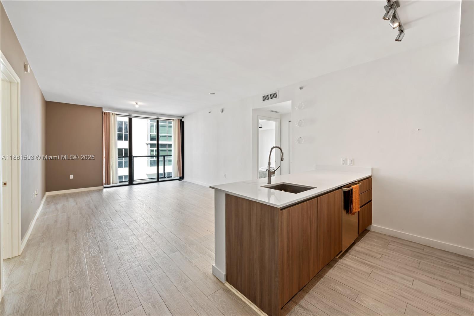 Welcome to Cassa Brickell, where modern elegance meets urban convenience! This immaculate 2-bedroom, 2-bathroom unit offers luminous interiors with premium stainless steel appliances, granite countertops, and a spacious balcony. Enjoy the quiet neighborhood, just steps from amenities like a pharmacy, supermarket, and Brickell's finest restaurants. Pets are welcome in this boutique 80-unit building, which features top-notch amenities including a rooftop pool, sauna, meeting room, gym, and dining area. With spectacular city views and close proximity to South Beach, Coconut Grove, and more, this is Miami living at its finest.
Available October 27, 2025