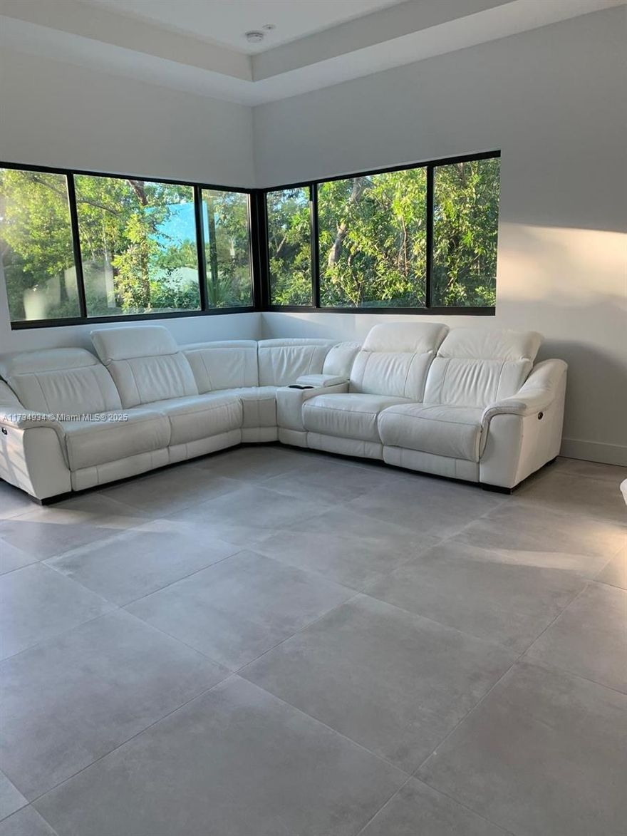 Beautiful house 5/3 …!!! In key largo Mille 99 … good opportunity.. nice neighborhood.. easy to show .. please text listing agent !!!!