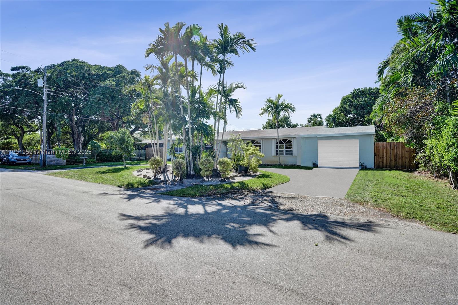 6300 SW 62nd Pl, South Miami, FL, 33143/$1,300,000 3 6300 SW 62nd Pl