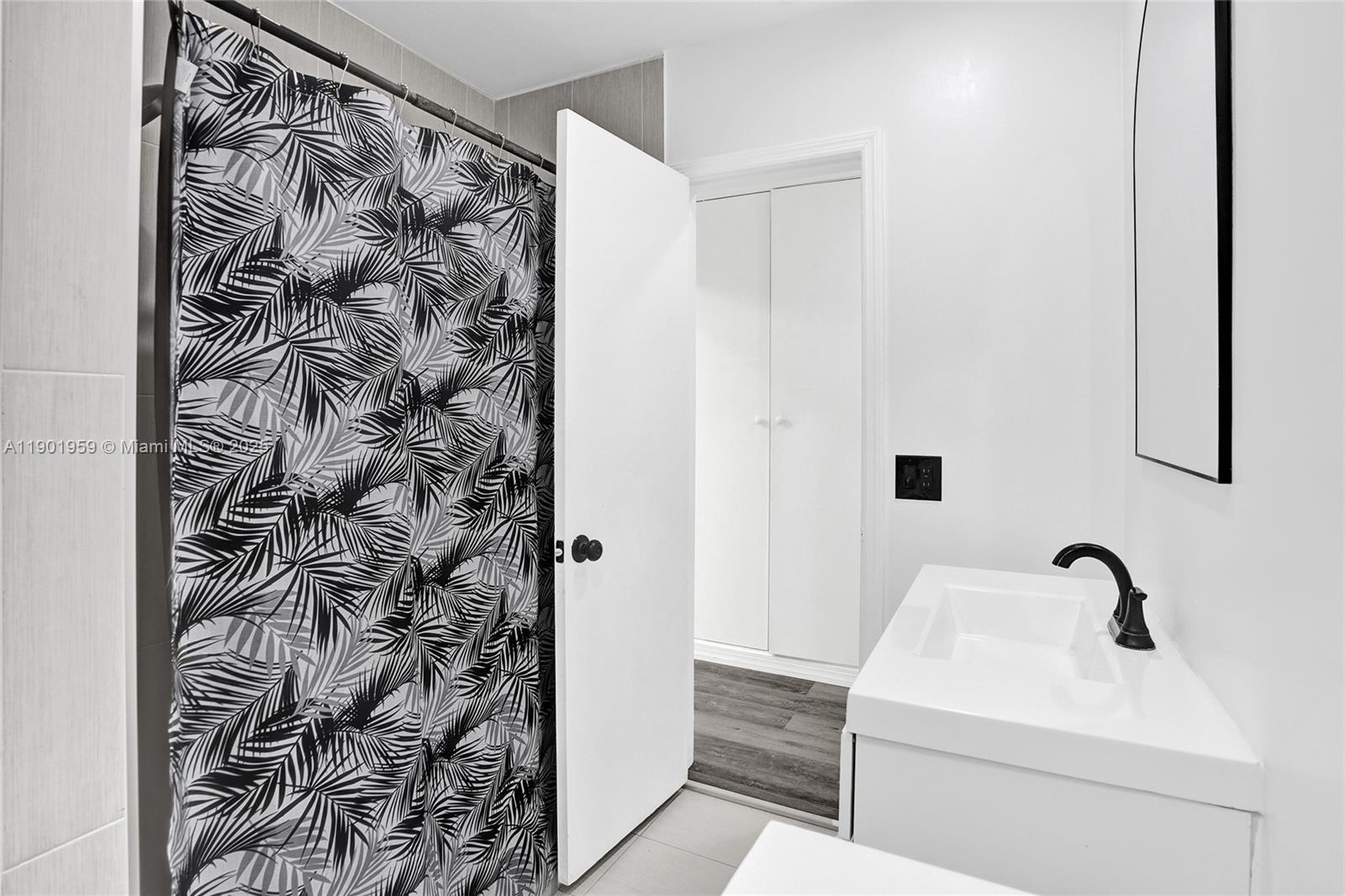 TWIN LAKE MANOR SUB - Residential