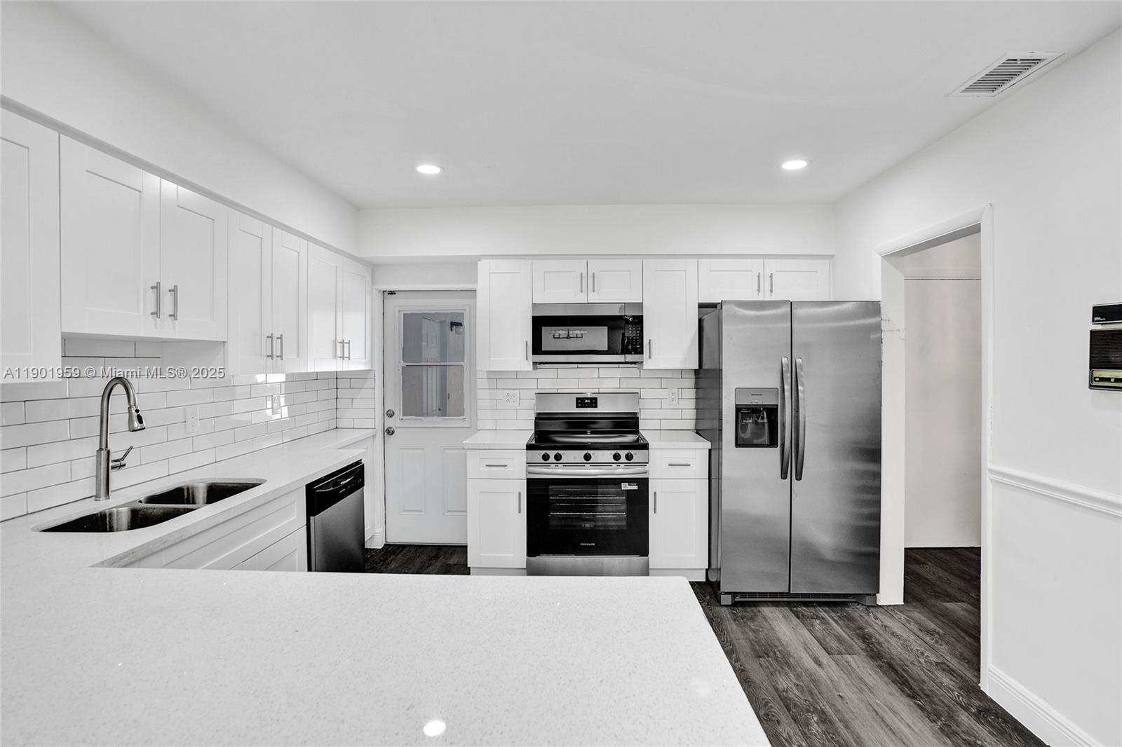 TWIN LAKE MANOR SUB - Residential