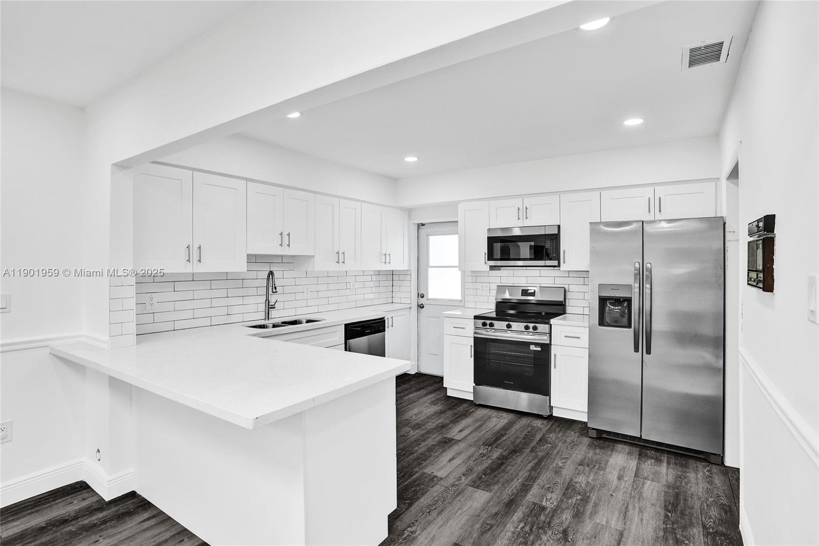 TWIN LAKE MANOR SUB - Residential