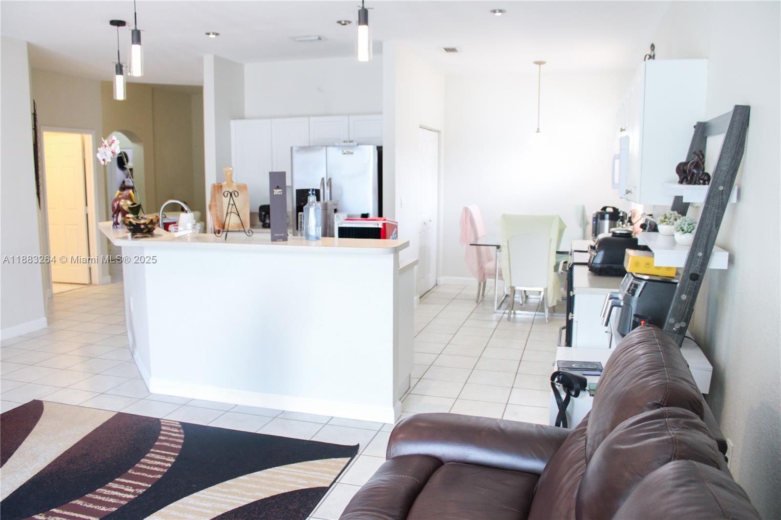 FLORIDIAN BAY ESTATES - Residential Lease