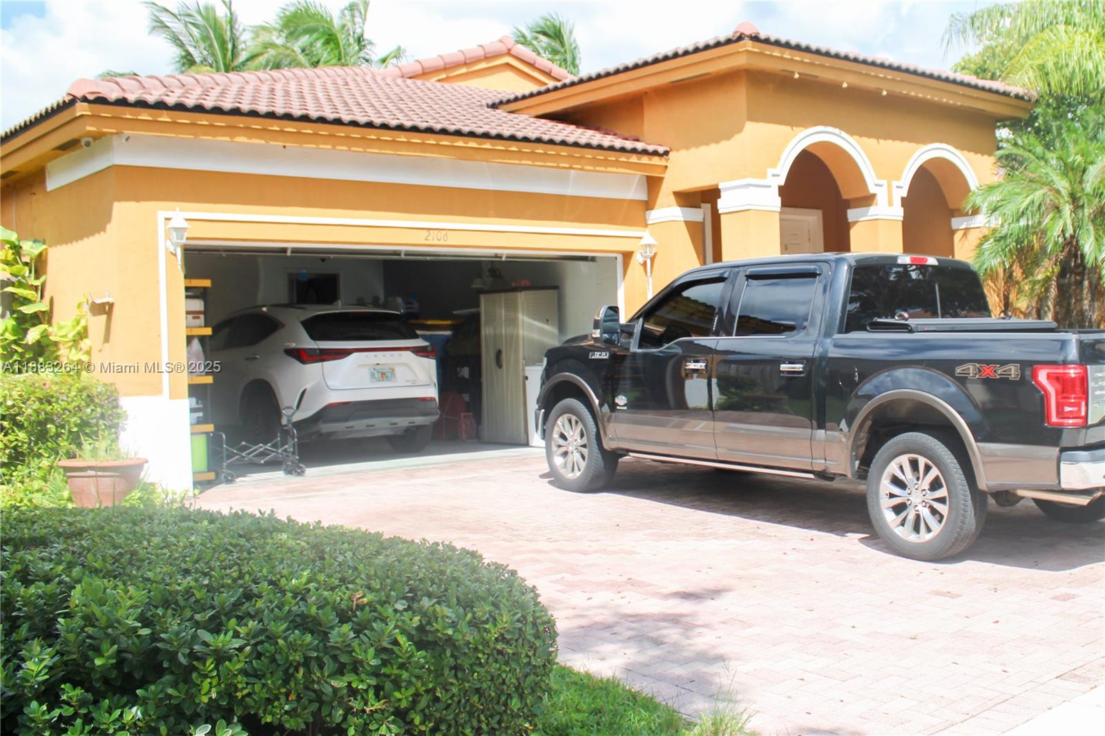 FLORIDIAN BAY ESTATES - Residential Lease